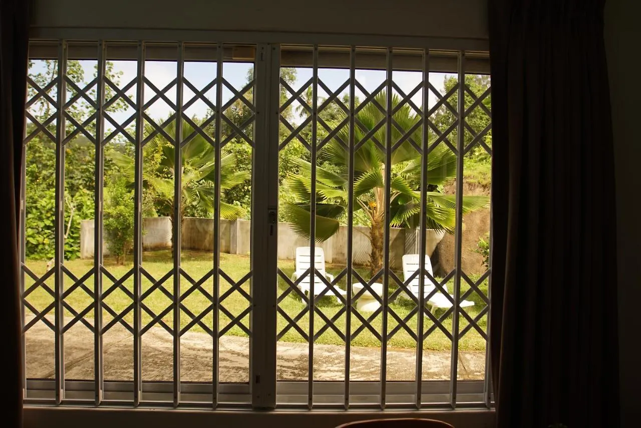 Zeph Self Catering Apartment Baie Lazare