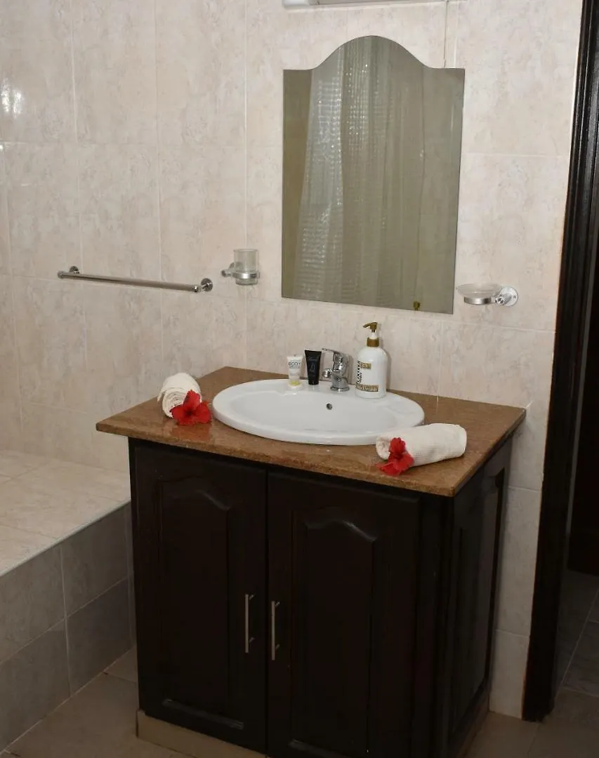 Zeph Self Catering Apartment Baie Lazare